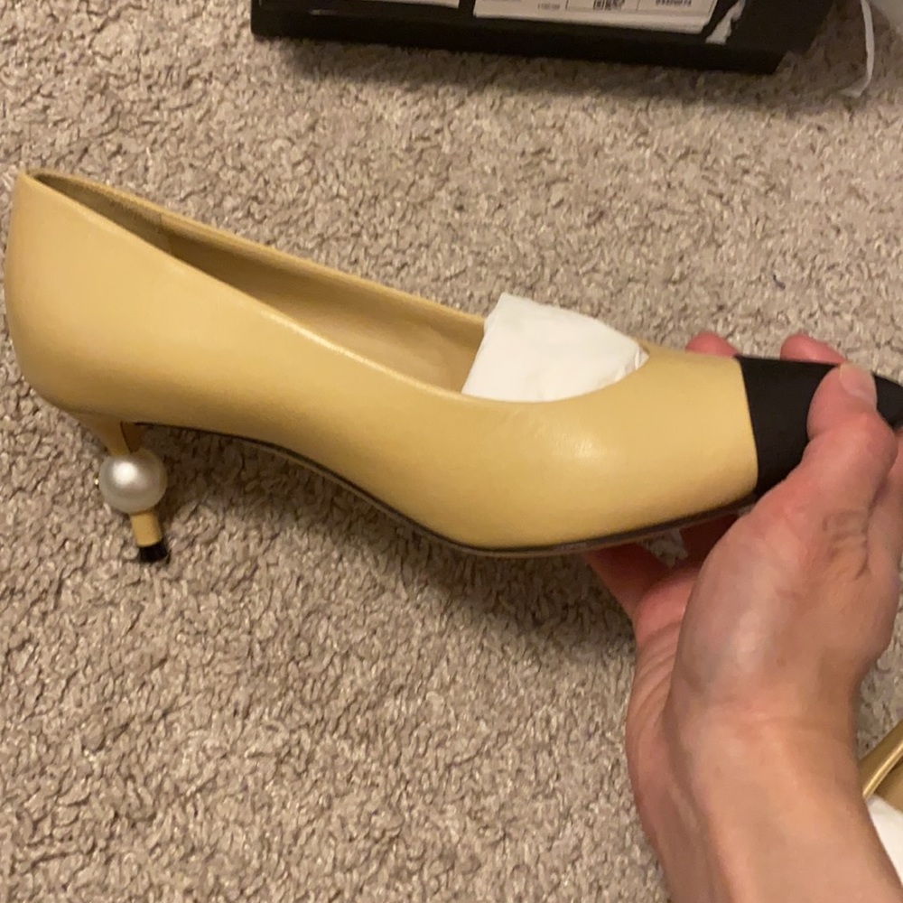 Chanel two tone pearl heel pumps - Picture 5 of 15